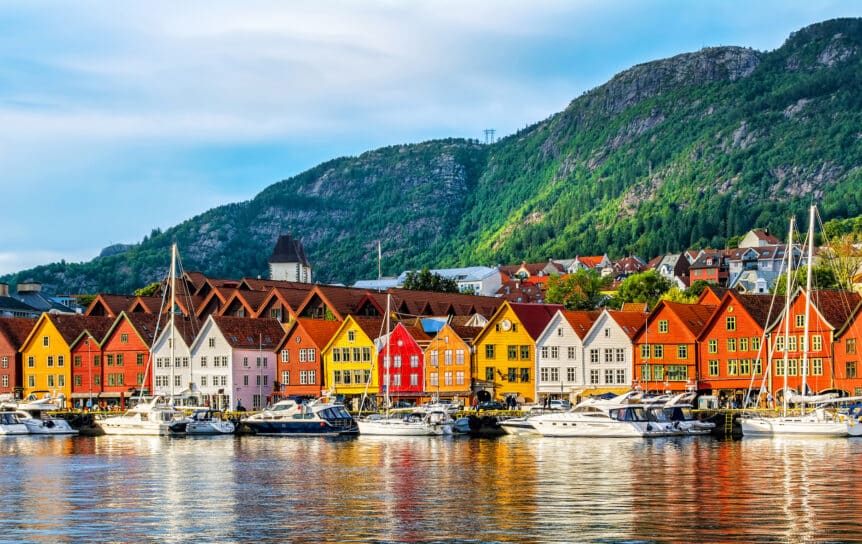 Fargerike bygninger i Bergen.