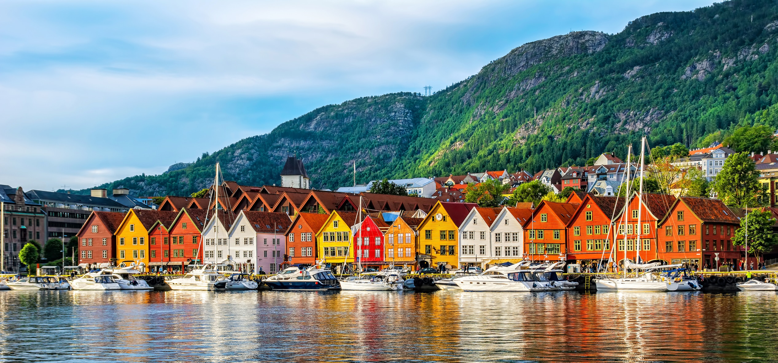 Fargerike bygninger i Bergen.