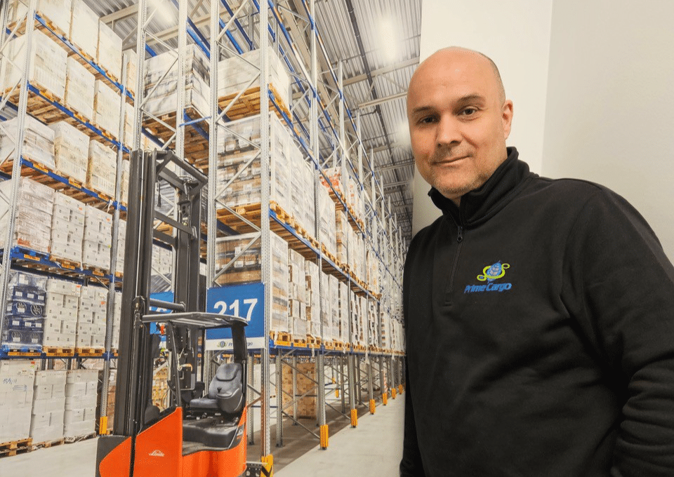 Bilde av Prime Cargo IT-manager på et lager.
