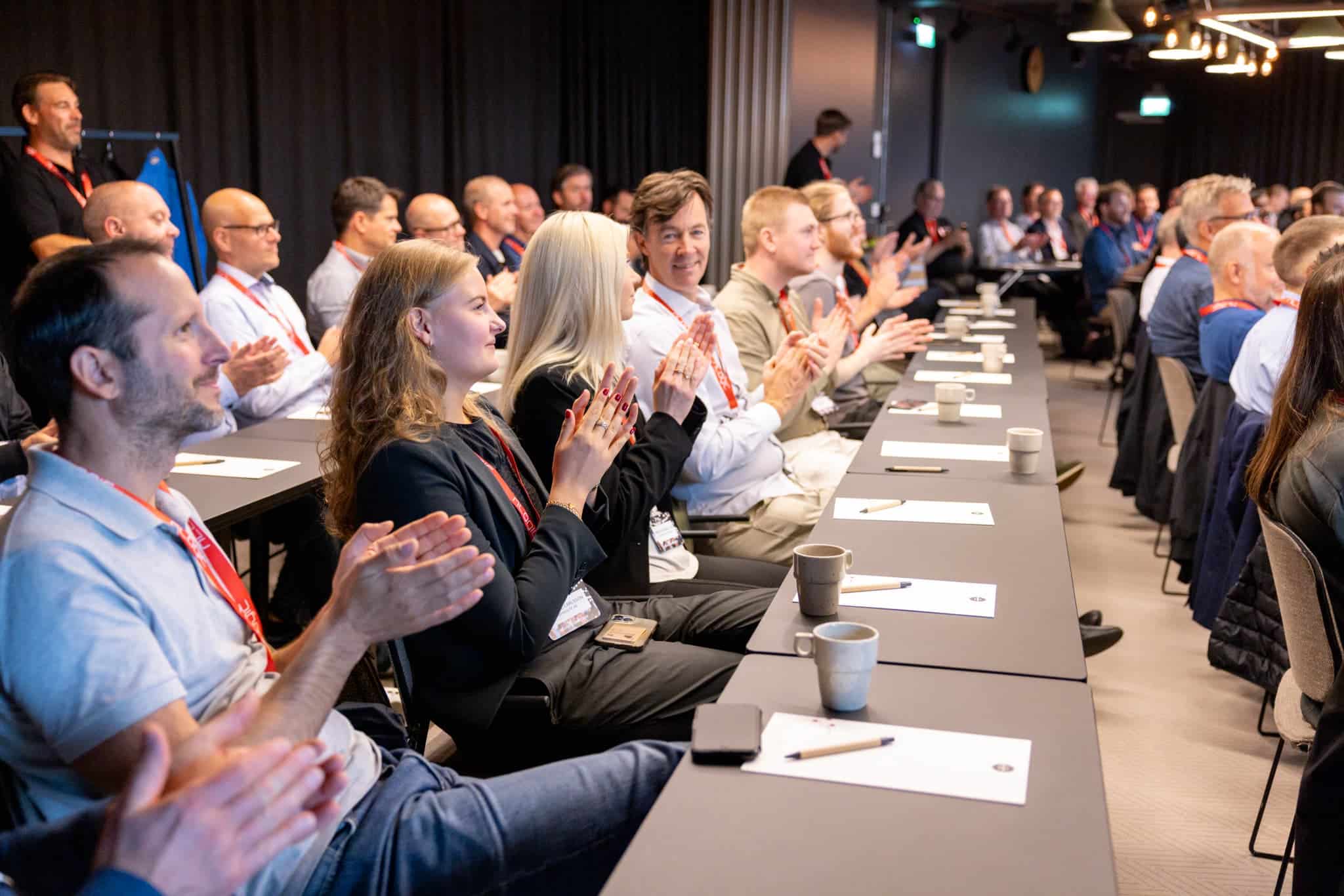 Mennesker som klapper på NONOG-5-konferanse.