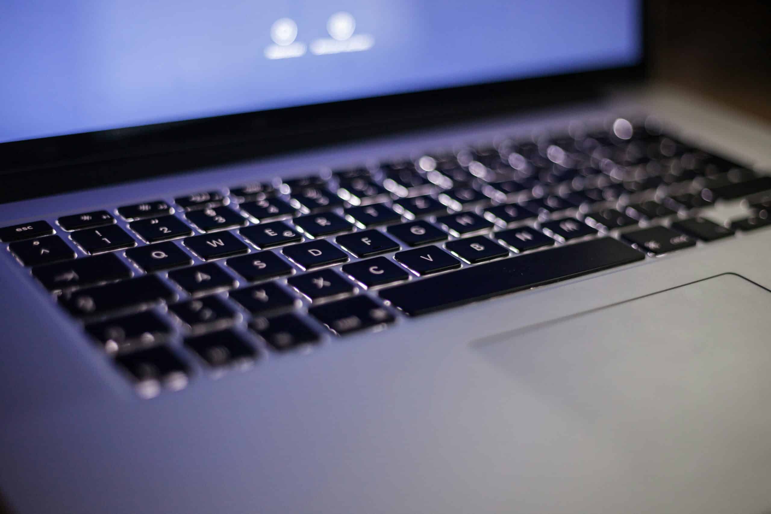 Nærbilde av MacBook.